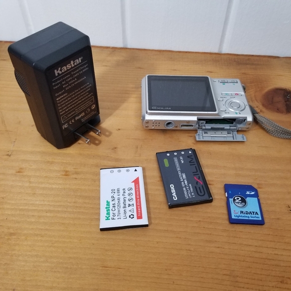 Casio Exilim EX-Z3 3.2MP Silver Digital Camera Silver Wrist Strap - Picture 3 of 9